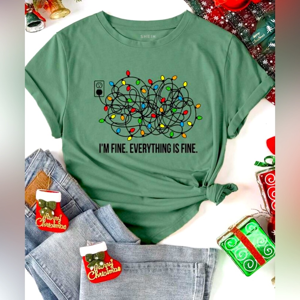 T-SHIRT “I’M FINE. EVERYTHING IS FINE.” CHRISTMAS LIGHT DESIGN DARK GREEN NWT